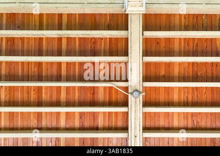 Motifs abstraits des poutres en bois dans le plafond d'un porche Banque D'Images