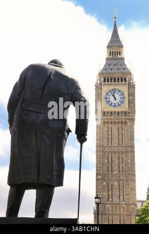 Sculpture en bronze de Winston Churchill avec un bâton de marche devant Big Ben sur Parliament Square, Westminster, Londres Banque D'Images