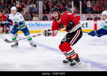 22 mars 2018 : Chicago, Illinois, États-Unis - Blackhawks #8 Nick Schmaltz en action lors du match de la Ligue nationale de hockey entre les Blackhawks de Chicago et les Canucks de Vancouver au United Center à Chicago, il. Photographe : Mike Wulf(image de crédit : &copy ; Mike Wulf/CSM via ZUMA Wire) Banque D'Images