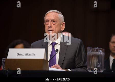 26 avril 2018 - Washington, DC, États-Unis d'Amérique - le secrétaire américain à la Défense Jim Mattis témoigne sur le budget de l'exercice 2019 devant la Commission sénatoriale des services armés sur la colline du Capitole le 26 avril 2018 à Washington, DC. (Image de crédit : © Kathryn E. Holm/Planet Pix via ZUMA Wire) Banque D'Images