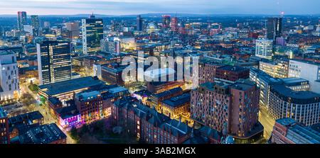 Image aérienne panoramique du centre-ville de Manchester à Twilight Banque D'Images