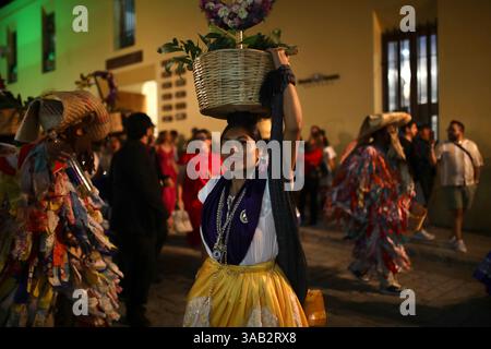 Oaxaca, Mexique. 8 mars 2025. A quinceaÃ±Era (fille célébrant son 15e anniversaire) défilent avec des danseurs traditionnels et des marionnettes géantes dans le centre historique de Oaxaca, Mexique, (crédit image : © Apolline Guillerot-Malick/SOPA images via ZUMA Press Wire) USAGE ÉDITORIAL SEULEMENT ! Non destiné à UN USAGE commercial ! Banque D'Images