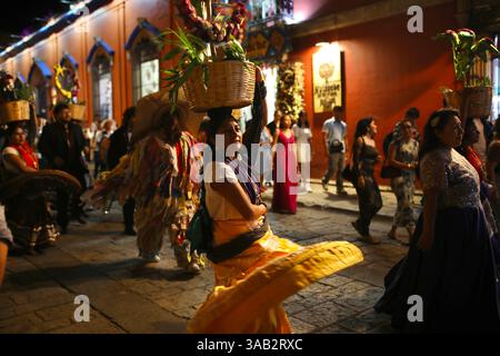 Oaxaca, Mexique. 8 mars 2025. A quinceaÃ±Era (fille célébrant son 15e anniversaire) défilent avec des danseurs traditionnels et des marionnettes géantes dans le centre historique de Oaxaca, Mexique, (crédit image : © Apolline Guillerot-Malick/SOPA images via ZUMA Press Wire) USAGE ÉDITORIAL SEULEMENT ! Non destiné à UN USAGE commercial ! Banque D'Images