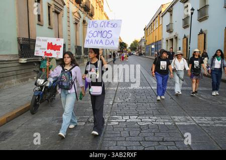 Oaxaca, Mexique. 8 mars 2025. Des jeunes femmes manifestent le 8 mars, Journée internationale de la femme (JIJ), dans le centre historique d'Oaxaca, au Mexique. (Crédit image : © Apolline Guillerot-Malick/SOPA images via ZUMA Press Wire) USAGE ÉDITORIAL SEULEMENT ! Non destiné à UN USAGE commercial ! Banque D'Images
