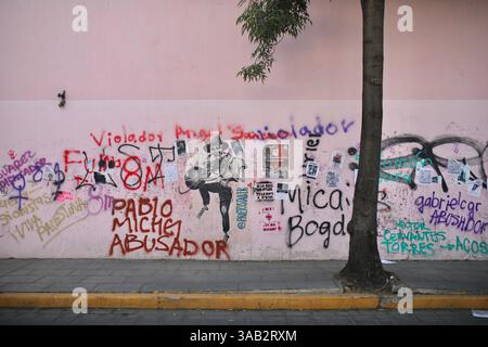 Oaxaca, Mexique. 8 mars 2025. Des slogans féministes peints à la bombe sur les murs du centre historique d'Oaxaca, au Mexique, sont photographiés le 8 mars, Journée internationale de la femme (crédit image : © Apolline Guillerot-Malick/SOPA images via ZUMA Press Wire) USAGE ÉDITORIAL SEULEMENT ! Non destiné à UN USAGE commercial ! Banque D'Images