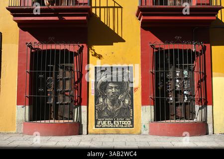 Oaxaca, Mexique. 8 mars 2025. Une maison coloniale couverte de collages artistiques dans le centre historique de Oaxaca, au Mexique, est photographiée. (Crédit image : © Apolline Guillerot-Malick/SOPA images via ZUMA Press Wire) USAGE ÉDITORIAL SEULEMENT ! Non destiné à UN USAGE commercial ! Banque D'Images