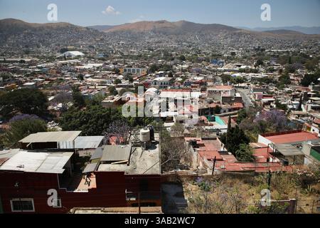 Oaxaca, Mexique. 8 mars 2025. La ville de Oaxaca au Mexique est vue depuis une colline. (Crédit image : © Apolline Guillerot-Malick/SOPA images via ZUMA Press Wire) USAGE ÉDITORIAL SEULEMENT ! Non destiné à UN USAGE commercial ! Banque D'Images