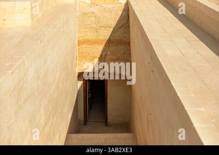 Le Caire, Égypte ; 20 janvier 2024 : embarquez pour un voyage dans le temps en entrant dans la pyramide à pas de Zoser à Saqqara, Égypte, la nécropole de l'ancienne Memphis Banque D'Images