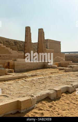 Le Caire, Égypte ; 20 janvier 2024 : explorez le dernier lieu de repos de Memphis, le temple de Saqqara et les ruines de la nécropole en Égypte. Découvrez l'histoire. Banque D'Images