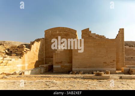 Le Caire, Égypte ; 20 janvier 2024 : embarquez pour un voyage à travers Saqqara, explorant le Temple et les ruines de la nécropole de Memphis, en Égypte. Banque D'Images