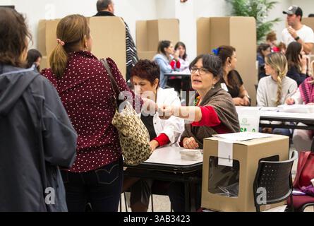 27 mai 2018 - FL, USA - les Colombiens de Miami, Floride votent au premier tour de l'élection présidentielle colombienne au campus Miami-Dade Wolfson le dimanche 27 mai 2018. Même si le temps était très humide à cause de la tempête tropicale Alberto, la participation était bonne. (Crédit image : © C.M. Guerrero/TNS via ZUMA Wire) Banque D'Images