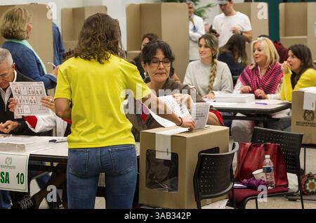 27 mai 2018 - FL, USA - les Colombiens de Miami, Floride votent au premier tour de l'élection présidentielle colombienne au campus Miami-Dade Wolfson le dimanche 27 mai 2018. Même si le temps était très humide à cause de la tempête tropicale Alberto, la participation était bonne. (Crédit image : © C.M. Guerrero/TNS via ZUMA Wire) Banque D'Images