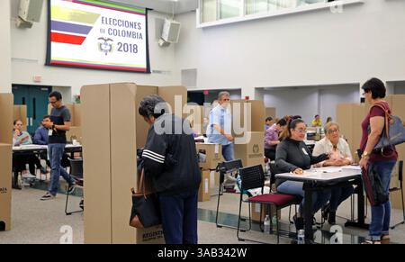 27 mai 2018 - FL, USA - les Colombiens de Miami, Floride votent au premier tour de l'élection présidentielle colombienne au campus Miami-Dade Wolfson le dimanche 27 mai 2018. Même si le temps était très humide à cause de la tempête tropicale Alberto, la participation était bonne. (Crédit image : © C.M. Guerrero/TNS via ZUMA Wire) Banque D'Images