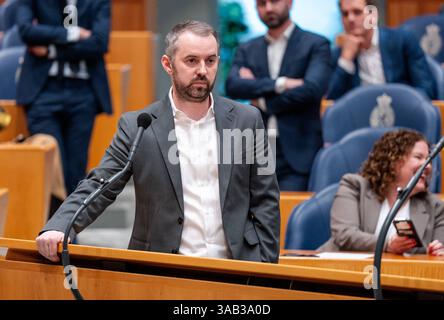 2025-04-01 Néerlandais Tweede Kamer débat plénier DEN HAAG, PAYS-BAS - 1er AVRIL : Joost Sneller D66 lors du débat plénier au Tweede Kamer le 1er avril 2025 à Den Haag, pays-Bas Den Haag Tweede Kamer pays-Bas contenu non disponible pour redistribution aux pays-Bas directement ou indirectement par des tiers. Droit d'auteur : xJohnxBeckmannx Banque D'Images