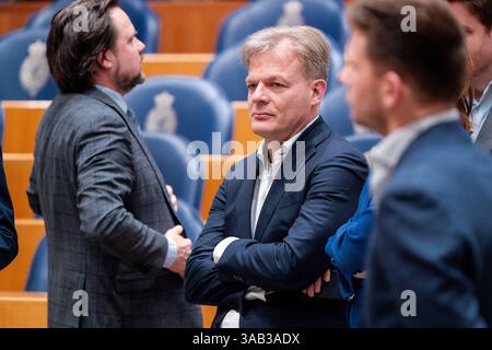 2025-04-01 Néerlandais Tweede Kamer débat plénier DEN HAAG, PAYS-BAS - 1er AVRIL : Pieter Omtzigt NSC pendant le débat plénier à la Tweede Kamer le 1er avril 2025 à Den Haag, pays-Bas Den Haag Tweede Kamer pays-Bas contenu non disponible pour redistribution aux pays-Bas directement ou indirectement par des tiers. Droit d'auteur : xJohnxBeckmannx Banque D'Images