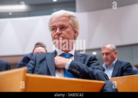 2025-04-01 Néerlandais Tweede Kamer débat plénier DEN HAAG, PAYS-BAS - 1er AVRIL : Geert Wilders PVV lors du débat plénier au Tweede Kamer le 1er avril 2025 à Den Haag, pays-Bas Den Haag Tweede Kamer pays-Bas contenu non disponible pour redistribution aux pays-Bas directement ou indirectement par des tiers. Droit d'auteur : xJohnxBeckmannx Banque D'Images