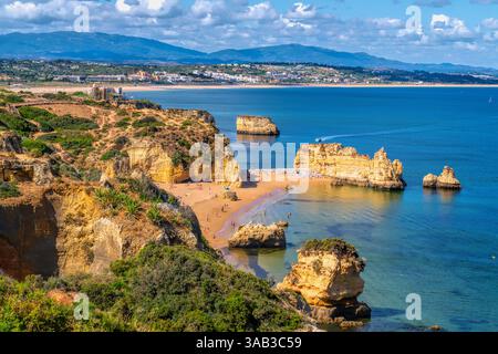 Lagos Portugal Praia Dona Ana plage sur l'Algarve avec sable doré et mer bleue Banque D'Images