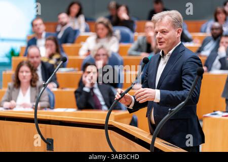 2025-04-01 Néerlandais Tweede Kamer débat plénier DEN HAAG, PAYS-BAS - 1er AVRIL : Pieter Omtzigt NSC pendant le débat plénier à la Tweede Kamer le 1er avril 2025 à Den Haag, pays-Bas Den Haag Tweede Kamer pays-Bas contenu non disponible pour redistribution aux pays-Bas directement ou indirectement par des tiers. Droit d'auteur : xJohnxBeckmannx Banque D'Images