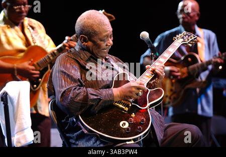 10 août 2003 - Boca Raton, FL, États-Unis - BOCA RATON, FL - 10 SEPTEMBRE : BB King se produit au Mizner Park Amphitheater le 10 septembre 2003 à Boca Raton Florida...People : BB King. (Crédit image : © Storms Media Group/SMG via ZUMA Wire) Banque D'Images