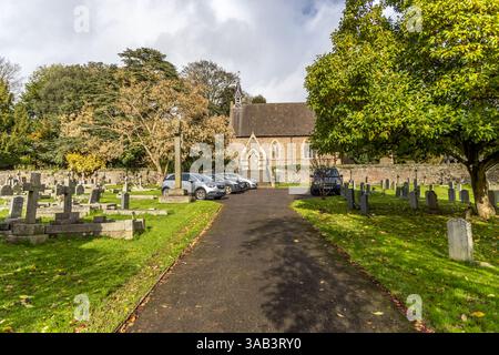Bristol , Royaume-Uni - 11 novembre 2023 : église anglicane All Saints avec cimetière autour. Banque D'Images