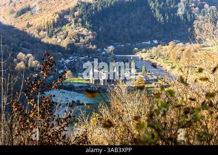 Vue d'automne depuis Devils Pulpit sur l'abbaye de Tintern et la vallée de Wye. Banque D'Images