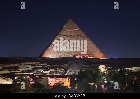 Pyramide égyptienne de Khéops et Sphinx à Gizeh la nuit illuminée par des lumières colorées lors d'un spectacle nocturne Banque D'Images