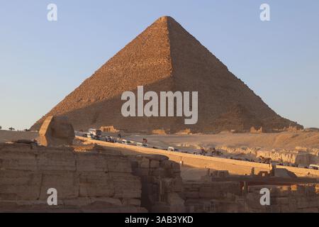 Grande pyramide avec Sphinx au coucher du soleil, complexe pyramidal de Gizeh, Egypte Banque D'Images