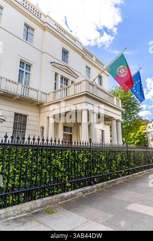 Londres, Royaume-Uni - 22 juin 2024 : drapeaux portugais et de l'Union européenne sur l'ambassade portugaise à Londres Belgrave Square. Banque D'Images