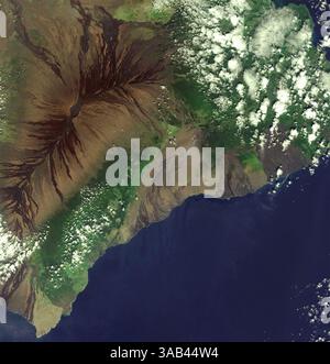 Jan 20, 2017 - Big Island, Hawaï, États-Unis - le paysage volcanique de la plus grande île de l'archipel hawaïen est représenté dans cette image satellite Sentinel-2A. Situées dans le centre de l'océan Pacifique, les îles, les atolls et les îlots d'Hawaï se sont développés à partir d'un point chaud dans le manteau terrestre qui fuyait du magma alors que la plaque tectonique du Pacifique se déplaçait vers le nord-ouest, créant une traînée de roches exposées. L'île représentée ici est l'île la plus au sud-est et donc la plus jeune de la chaîne et est volcaniquement active. Nous pouvons clairement voir le volcan Mauna Loa en haut à gauche avec les restes plus sombres de lave fl Banque D'Images