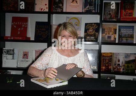 BAL HARBOUR, FL- FÉVRIER 24 : Martha Stewart's Vegetables : Inspired Recipes and Tips for Choice, Cooking, and Enjoy the Fresh Seasonal Flavors' signature de livre à Books and Books le 24 février 2017 à Bal Harbour, Floride... personnes : Martha Stewart. (Crédit image : © SMG via ZUMA Wire) Banque D'Images