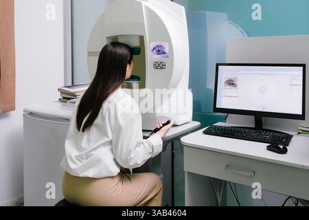 Test de champ visuel périmétrique pour mesurer toutes les zones de la vue, y compris la vision latérale ou périphérique. Test oculaire périmétrique pour le signe précoce du glaucome de Banque D'Images