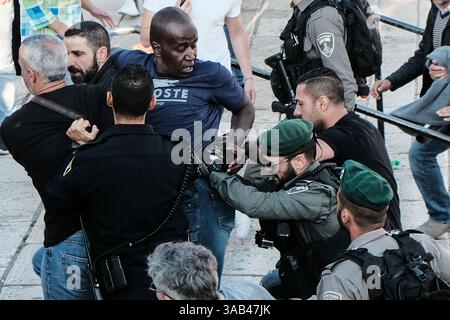 15 mai 2018 - Jérusalem, Israël - la police israélienne disperse de force une petite manifestation palestinienne sur Yom Al Naqba à la porte de Damas. Les Palestiniens marquent le jour de l'indépendance d'Israël en 1948 comme leur jour de catastrophe commémorant le déplacement arabe alors qu'environ 700 000 Palestiniens ont fui ou ont été expulsés de leurs villages. (Crédit image : © Nir Alon via ZUMA Wire) Banque D'Images