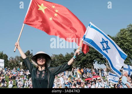 15 mai 2018 - Jérusalem, Israël - concluant la marche de la Conférence des Nations qui a eu lieu à l'occasion du 70e anniversaire de la fondation de l'État d'Israël, des milliers de chrétiens de toutes les Nations marchent du parc Sacher, sous la Knesset, au mont. Zion. La marche de la vie a commencé en 2007 par la repentance des descendants des auteurs nazis pour la culpabilité de leurs pères et ancêtres. (Crédit image : © Nir Alon via ZUMA Wire) Banque D'Images