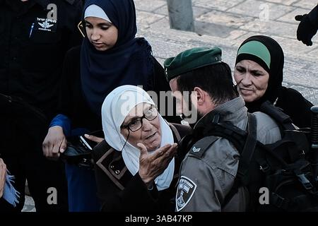 15 mai 2018 - Jérusalem, Israël - la police israélienne disperse de force une petite manifestation palestinienne sur Yom Al Naqba à la porte de Damas. Les Palestiniens marquent le jour de l'indépendance d'Israël en 1948 comme leur jour de catastrophe commémorant le déplacement arabe alors qu'environ 700 000 Palestiniens ont fui ou ont été expulsés de leurs villages. (Crédit image : © Nir Alon via ZUMA Wire) Banque D'Images