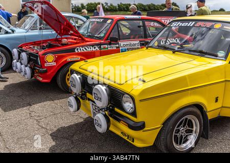 Llandow, pays de Galles - 30 juin 2024 : deux voitures de rallye Ford Escort Mk2 RS jaunes et rouges. Banque D'Images