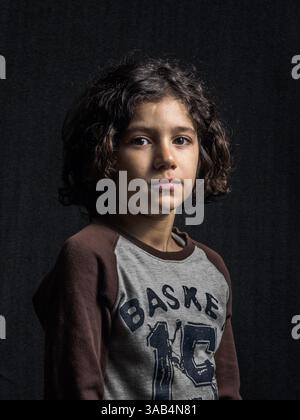 17 mai 2017 - Athènes, Grèce - Abbas, 8.from ans Liban.au City Plaza Hotel .à Athènes, Grèce. ..Abbas est le plus jeune .frère de Zeinab..au printemps 2017, David Gross a entrepris de suivre les chemins des réfugiés sur leur chemin pour trouver de nouvelles maisons. D'Athènes, en Grèce, à Berlin, en Allemagne, Gross a enseigné des cours d'art thérapeutique aux enfants et a réalisé des portraits photographiques formels. Le résultat est le projet Inside-Outside en Europe, une façon unique de montrer les effets de la guerre et de l'exode sur les enfants. (Crédit image : © David Gross via ZUMA Wire) Banque D'Images