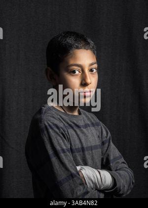 17 mai 2017 - Athènes, Grèce - Hazem, 11 ans. De l'Egypte, à l'hôtel City Plaza à Athènes, Grèce. Au printemps 2017, David Gross entreprit de suivre le chemin des réfugiés en chemin pour trouver de nouveaux foyers. D'Athènes, en Grèce, à Berlin, en Allemagne, Gross a enseigné des cours d'art thérapeutique aux enfants et a réalisé des portraits photographiques formels. Le résultat est le projet Inside-Outside en Europe, une façon unique de montrer les effets de la guerre et de l'exode sur les enfants. (Crédit image : © David Gross via ZUMA Wire) Banque D'Images