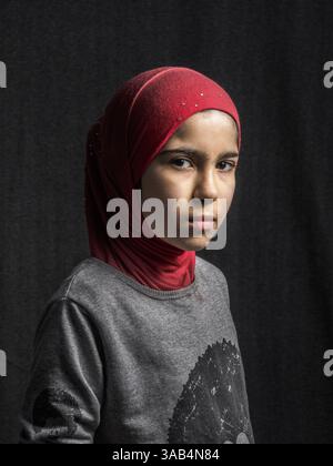 17 mai 2017 - Athènes, Grèce - Zeinab, 11 ans, du Liban..au printemps 2017, David Gross a entrepris de suivre le chemin des réfugiés sur leur chemin pour trouver de nouvelles maisons. D'Athènes, en Grèce, à Berlin, en Allemagne, Gross a enseigné des cours d'art thérapeutique aux enfants et a réalisé des portraits photographiques formels. Le résultat est le projet Inside-Outside en Europe, une façon unique de montrer les effets de la guerre et de l'exode sur les enfants. (Crédit image : © David Gross via ZUMA Wire) Banque D'Images