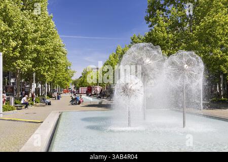 Fontaine de pissenlit dans la zone piétonne Prager Strasse, Dresde, Saxe, Allemagne, Europe Banque D'Images