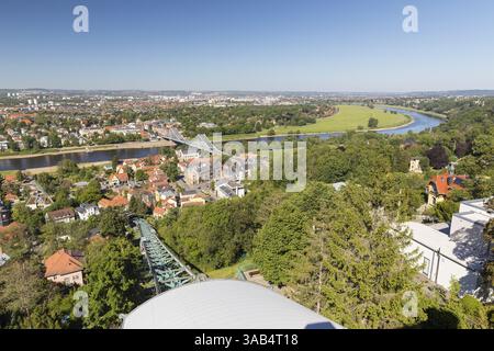 Vue de Loschwitz et de l'Elbe avec la merveille bleue depuis la tour de gare supérieure du train suspendu, Dresde, Saxe, Allemagne, Europe Banque D'Images