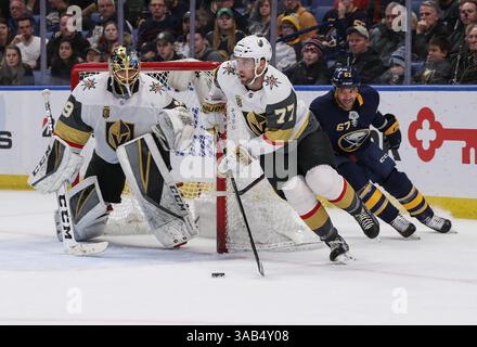 10 mars 2018 : le défenseur des Golden Knights de Vegas Brad Hunt (77) passe la rondelle devant l'aile gauche des Sabres de Buffalo Benoit Pouliot (67) et le gardien des Golden Knights de Vegas Marc-André Fleury (29) au cours de la deuxième période du match de hockey de la LNH entre les Golden Knights de Vegas et les Sabres de Buffalo au KeyBank Center de Buffalo, New York (Nicholas T. LoVerde/Cal Sport Media)(image crédit : COPY) Banque D'Images