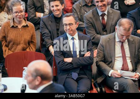 Ministre français de l’intérieur Bruno Retailleau lors de la campagne pour les élections à la présidence du parti Républicains (LR), qui se tiendra les 17 et 24 mai 2025, la campagne s’accélère pour Bruno Retailleau et Laurent Wauquiez. L’ancien, actuellement ministre de l’intérieur, s’est arrêté dans le Val-de-Marne à maisons-Alfort près de Paris le mardi 1er avril 2025, pour une réunion au Moulin Brule. L’ancien président du conseil départemental de Vendée connaît de nombreux élus. Photo de Alexis Jumeau/ABACAPRESS. COM Banque D'Images