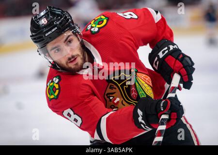 06 avril 2018 : Chicago, Illinois, États-Unis - Blackhawks #8 Nick Schmaltz se réchauffe avant le match de la Ligue nationale de hockey entre les Blackhawks de Chicago et les membres Louis Blues au United Center à Chicago, il. Photographe : Mike Wulf(image de crédit : &copy ; Mike Wulf/CSM via ZUMA Wire) Banque D'Images