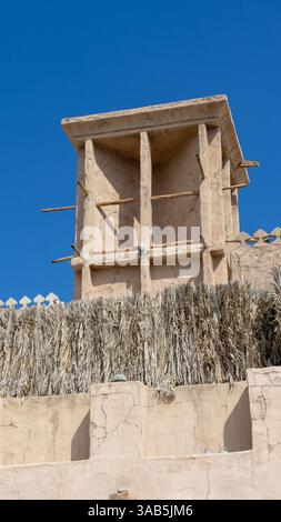 Maison avec coupe-vent, tour de vent ou boule de vent dans la vieille ville de Dubaï ou la ville ou le vieux village Al Seef Khor dans le quartier Al Fahidi, Émirats arabes Unis Banque D'Images