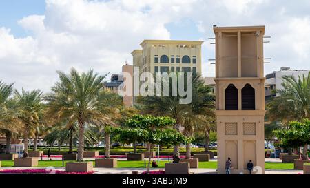 Maison avec coupe-vent, tour de vent ou boule de vent dans la ville de Dubaï dans le quartier Al Fahidi, Émirats arabes Unis. Image verticale. Banque D'Images