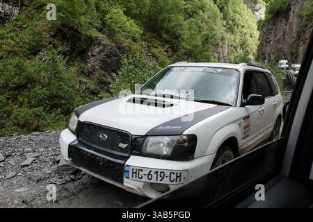 2 juin 2018 - Ushguli, Svaneti, Géorgie - le village d'Ushguli à Svaneti, Géorgie, fait partie d'un site reconnu du patrimoine mondial de l'UNESCO. Situé à une altitude de 2 100 mètres près du pied de Shkhara, l'un des plus hauts sommets des montagnes du Grand Caucase, c'est l'une des plus hautes colonies habitées en permanence en Europe. Maison à 70 familles Ushguli est couvert de neige pendant 6 mois de l'année et souvent la route de Mestia est impraticable. Même lorsqu'elle est ouverte, la route de 46 km nécessite plus de deux heures de conduite très difficile. (Crédit image : © Nir Alon via ZUMA Wire) Banque D'Images