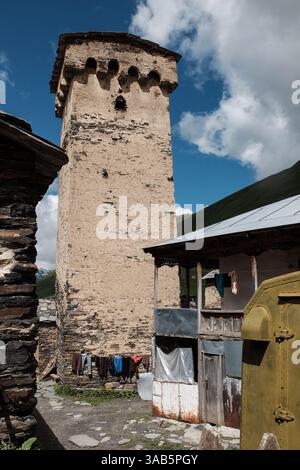 2 juin 2018 - Ushguli, Svaneti, Géorgie - le village d'Ushguli à Svaneti, Géorgie, fait partie d'un site reconnu du patrimoine mondial de l'UNESCO. Situé à une altitude de 2 100 mètres près du pied de Shkhara, l'un des plus hauts sommets des montagnes du Grand Caucase, c'est l'une des plus hautes colonies habitées en permanence en Europe. Maison à 70 familles Ushguli est couvert de neige pendant 6 mois de l'année et souvent la route de Mestia est impraticable. Ushguli partage la région de Svaneti traditionnel koshki, structures défensives en pierre construites à partir du IXe siècle et est connu pour son architecte Banque D'Images