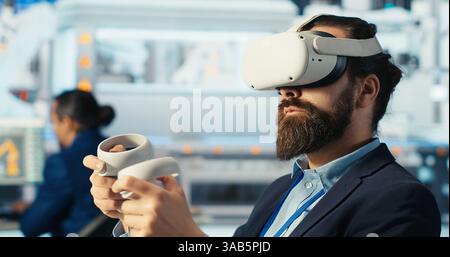 Expert en usine photovoltaïque utilisant la technologie VR pour construire des modèles de générateurs d'énergie renouvelable. Technicien d'usine de panneaux solaires construisant des cellules solaires sans danger pour l'environnement en utilisant l'équipement de réalité virtuelle, caméra B. Banque D'Images