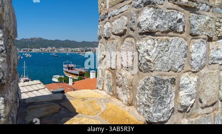 Vue sur la mer Méditerranée et la ville de Marmaris depuis le mur du château de Marmaris, Turquie. Yachts privés et navires ancrés au large des côtes. Banque D'Images