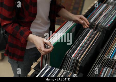 Femme choisissant des disques vinyle en magasin, gros plan Banque D'Images